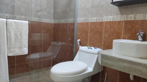 Badezimmer, Excelencia en Hospedaje San Diego in El Vinedo Valencia