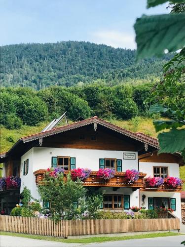 Sehr schöne Ferienwohnung in ruhiger jedoch zentraler Lage mit freiem Blick auf unsere Berge