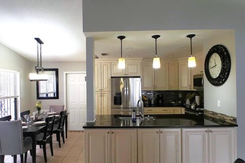 Hidden Gem Home in Sarasota, UTC Mall, Nathan Benderson Park, Siesta Key Beach in Sarasota, USA