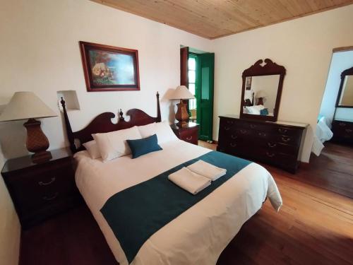 1 double bed, 2 twin beds