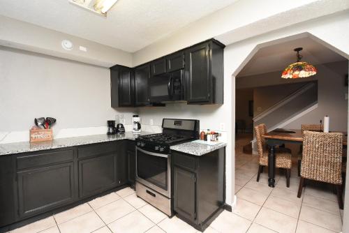 Facilities, Charming Home Near IAH, Minutes from Malls in Atascocita