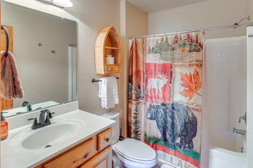 Near Lakes and Trails Pet-Friendly Cabin in Arizona