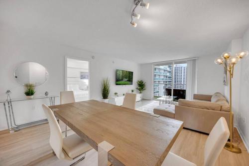 Incredible 1 BED 1 BTH • Brickell • Ocean View in Miami, USA