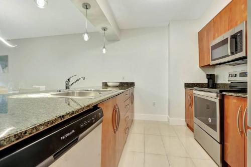 Lux 1B condo with XL Balcony, Pool, Gym & Games in Miami, USA