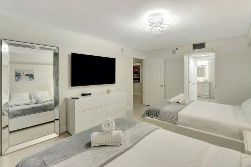 Lux 1B condo with XL Balcony, Pool, Gym & Games in Miami, USA