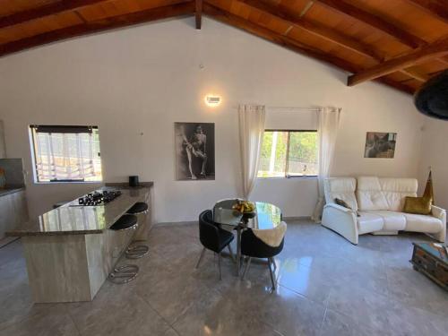 Lake view, comfort, close to the city, easy access in 伊帕卡賴