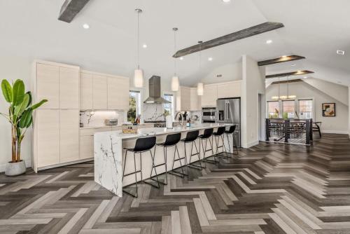 Auroro 6 BR Elevator Theater Rec Room Pool & Hot in 科羅拉