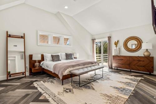 Auroro 6 BR Elevator Theater Rec Room Pool & Hot in 科羅拉