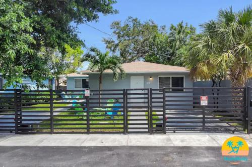 Design District! 4Bd 3Bth with Parking10-min to Beach