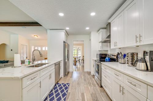 Spring Hill Retreat with Pool 7 mi to Weeki Wachee! Spring Hill Retreat with Pool 7 mi to Weeki Wachee!