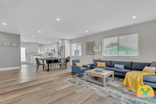 Casa Moderna Gated 4 Bd 3 Bath Home 15 Min to Beach 3041 in Miami, USA