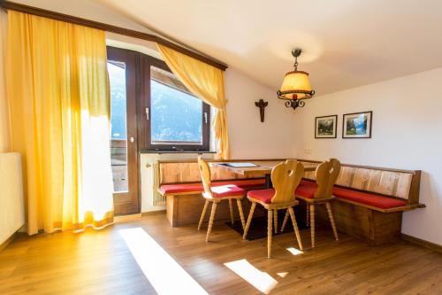 Deluxe Apartment with Mountain View (6 Adults)