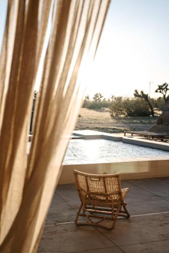 Sol e Cielo Casa Dua rare luxury oasis w pool in Yucca Valley, USA
