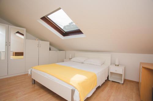 Seaside apartments with a swimming pool Pucisca Brac - 5637 - main image