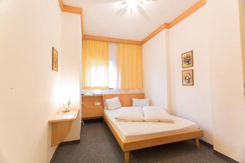 Deluxe Two-Bedroom Apartment with Mountain View
