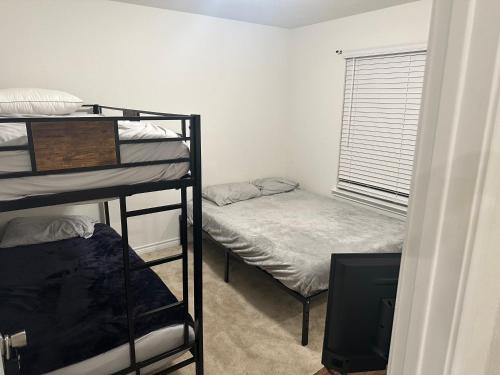 Spacious Room for Rent: Conveniently Located near Highway 1604!