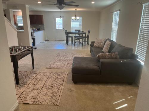 Spacious Room for Rent: Conveniently Located near Highway 1604!