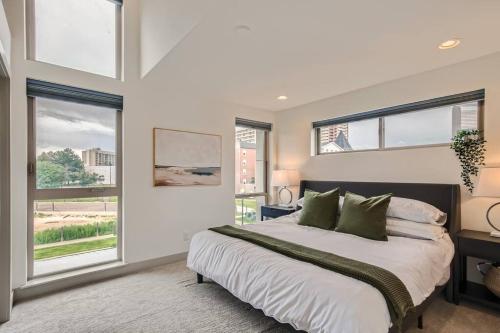 Upscale Townhome w/ Stunning Rooftop Views in Denver, USA