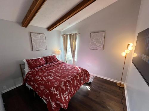 Private Queen Bedroom Suite 1 in Cozy Ranch Retreat in Cincinnati, USA