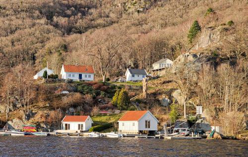 3 Bedroom Cozy Home In Farsund