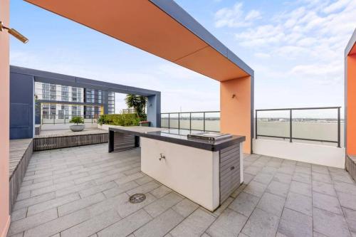 Convenient Modern 2Bed Apt Near Airport