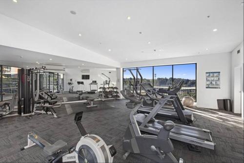 Convenient Modern 2Bed Apt Near Airport