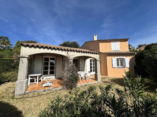 Maison Individuelle 2 Chambres avec Jardin, Piscine et Tennis, Proche du Centre-Village - FR-1-726-44 gîte à louer La Croix-Valmer