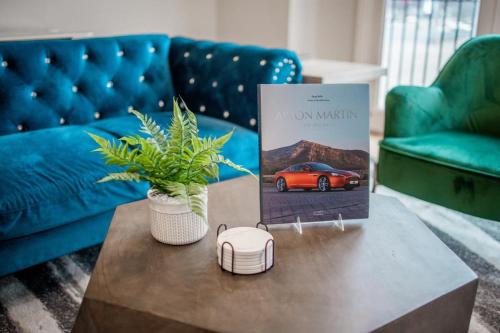 Designer Dreams: A Luxurious Escape w 1 car garage in Chicago, USA