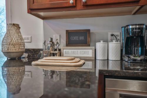 Designer Dreams: A Luxurious Escape w 1 car garage in Chicago, USA
