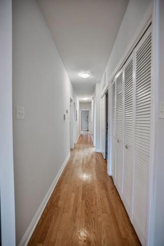 Designer Dreams: A Luxurious Escape w 1 car garage in Chicago, USA