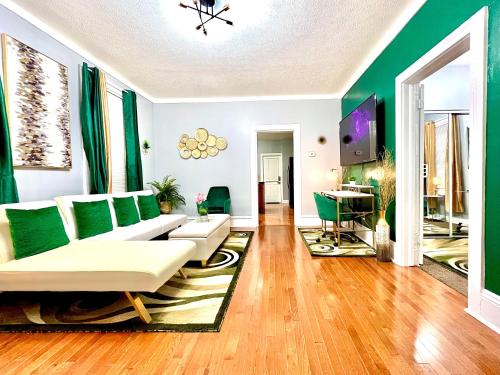 The Tremont Emerald - By Christmas Story House - Historic Charm & Modern Comfort Near Downtown With Parking, 300MB Wifi & Self Check-In 4
