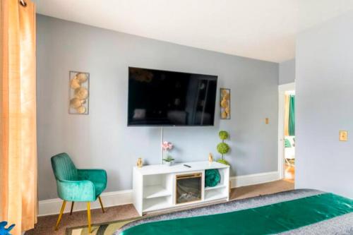 The Tremont Emerald - By Christmas Story House - Historic Charm & Modern Comfort Near Downtown With Parking, 300MB Wifi & Self Check-In