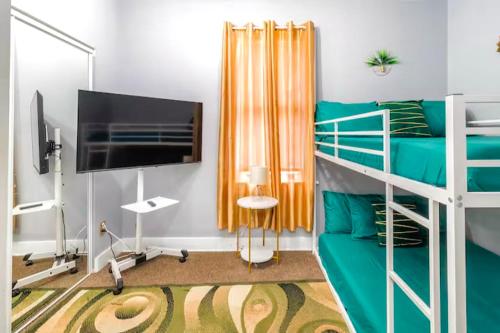 The Tremont Emerald - By Christmas Story House - Historic Charm & Modern Comfort Near Downtown With Parking, 300MB Wifi & Self Check-In in Cleveland, USA