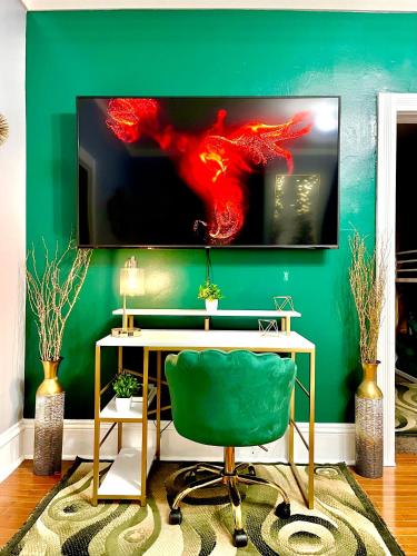 The Tremont Emerald - By Christmas Story House - Historic Charm & Modern Comfort Near Downtown With Parking, 300MB Wifi & Self Check-In