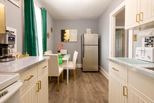 The Tremont Emerald - By Christmas Story House - Historic Charm & Modern Comfort Near Downtown With Parking, 300MB Wifi & Self Check-In