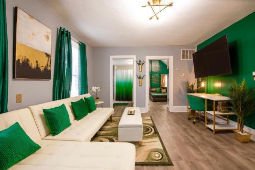 The Tremont Emerald - By Christmas Story House - Historic Charm & Modern Comfort Near Downtown With Parking, 300MB Wifi & Self Check-In 5