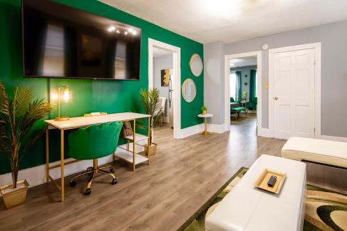 The Tremont Emerald - By Christmas Story House - Historic Charm & Modern Comfort Near Downtown With Parking, 300MB Wifi & Self Check-In