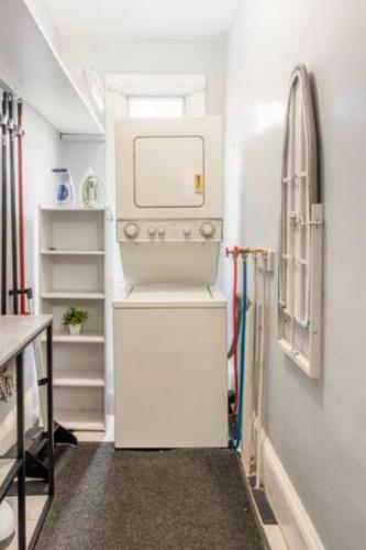 The Tremont Emerald - By Christmas Story House - Historic Charm & Modern Comfort Near Downtown With Parking, 300MB Wifi & Self Check-In