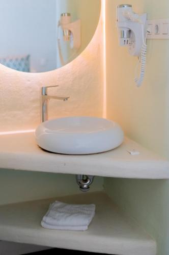 Twin Room with Private Bathroom image 6
