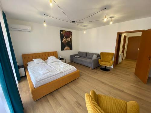 1 queen bed, 1 sofa bed
