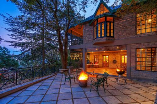 StayVista at Paris Villa with Pvt Outdoor Heated Pool in Kasauli