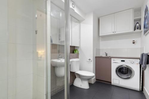 2 Bedroom 1 Bathroom City Apartment on level 1 with Parking image 1