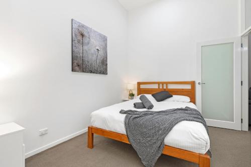 2 Bedroom 1 Bathroom City Apartment on level 1 with Parking image 3