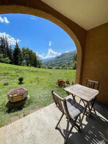 Appartement très calme 2 chambres avec parking et jardin privé sur les hauteurs de Briançon - Location saisonnière - Briançon