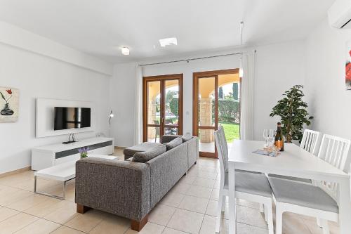 2 bedroom Apartment Asulon with communal pools Aphrodite Hills Resort - image 11