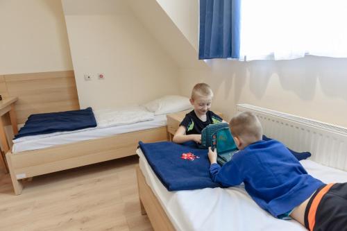 3 twin beds