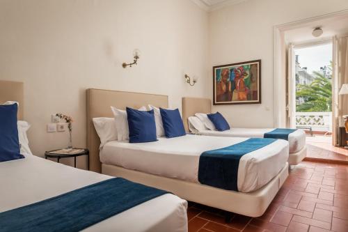 Quadruple Room with Terrace image 6
