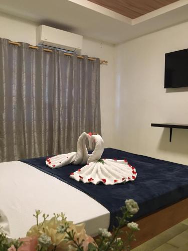 1 double bed, 1 futon bed
