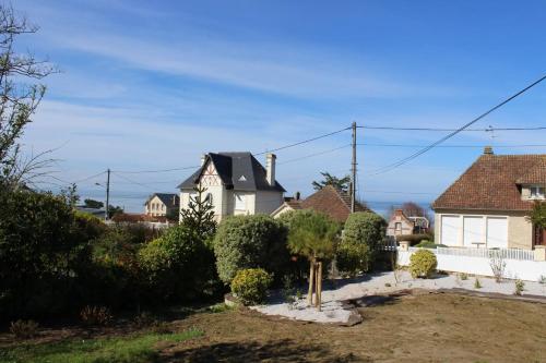 Maison de 6 chambres avec vue sur la mer jardin clos et wifi a Grandcamp Maisy a 1 km de la plage