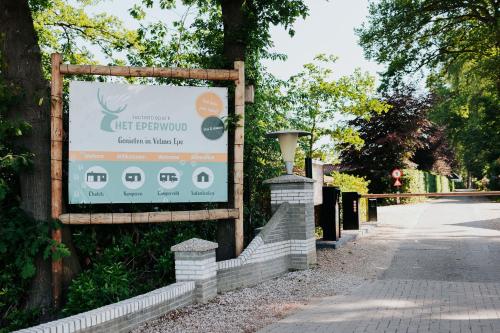  Knus houten huisje op groot en groen perceel op de Veluwe in Epe